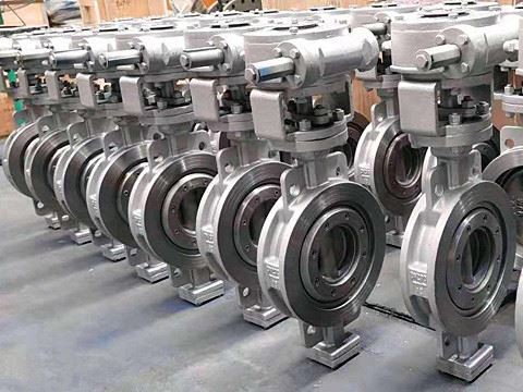 Roostevabast terasest liblikaklapi ja vahvli liblikaklapi omadused